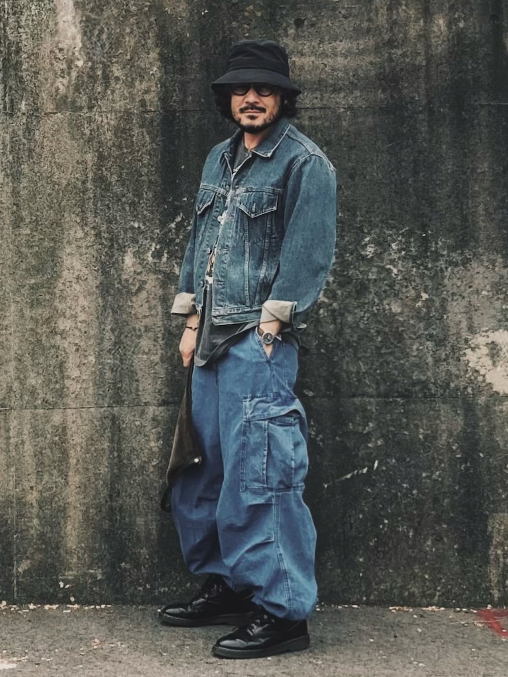 ブルー系のデニムジャケット、グレー系のTシャツ/カットソー、ブルー系のカーゴパンツを着用したメンズの春コーディネートの2枚目の写真