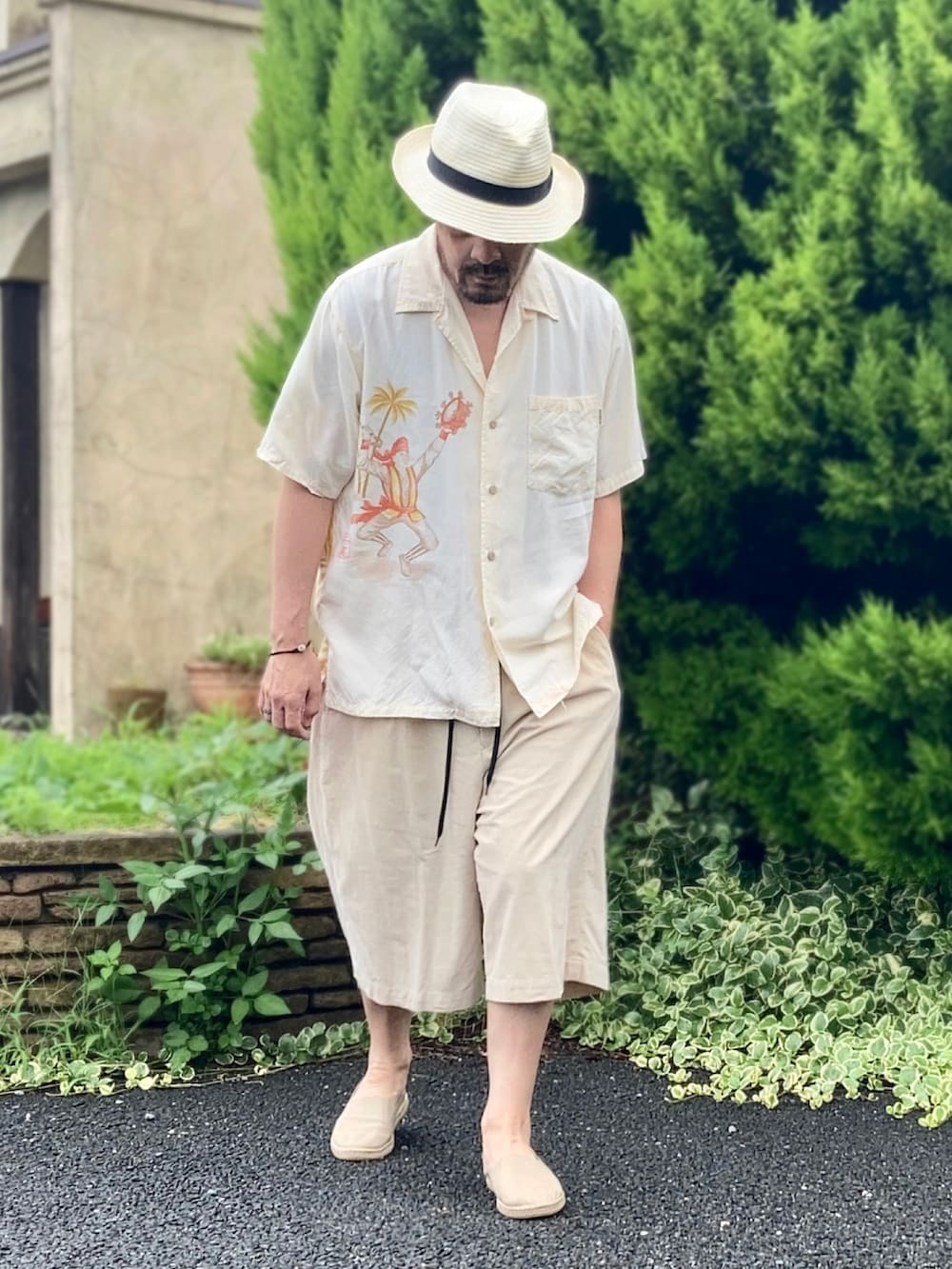 ベージュ系のシャツ/ブラウス、ベージュ系のその他パンツ、ベージュ系のその他シューズを着用したメンズの夏コーディネートの2枚目の写真