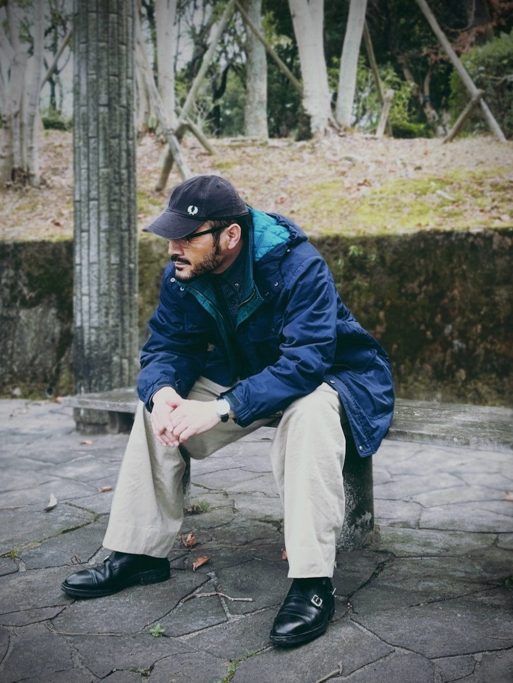 ブルー系のシャツ/ブラウス、ブルー系のその他アウター、ベージュ系のチノパンツを着用したメンズの春コーディネートの3枚目の写真
