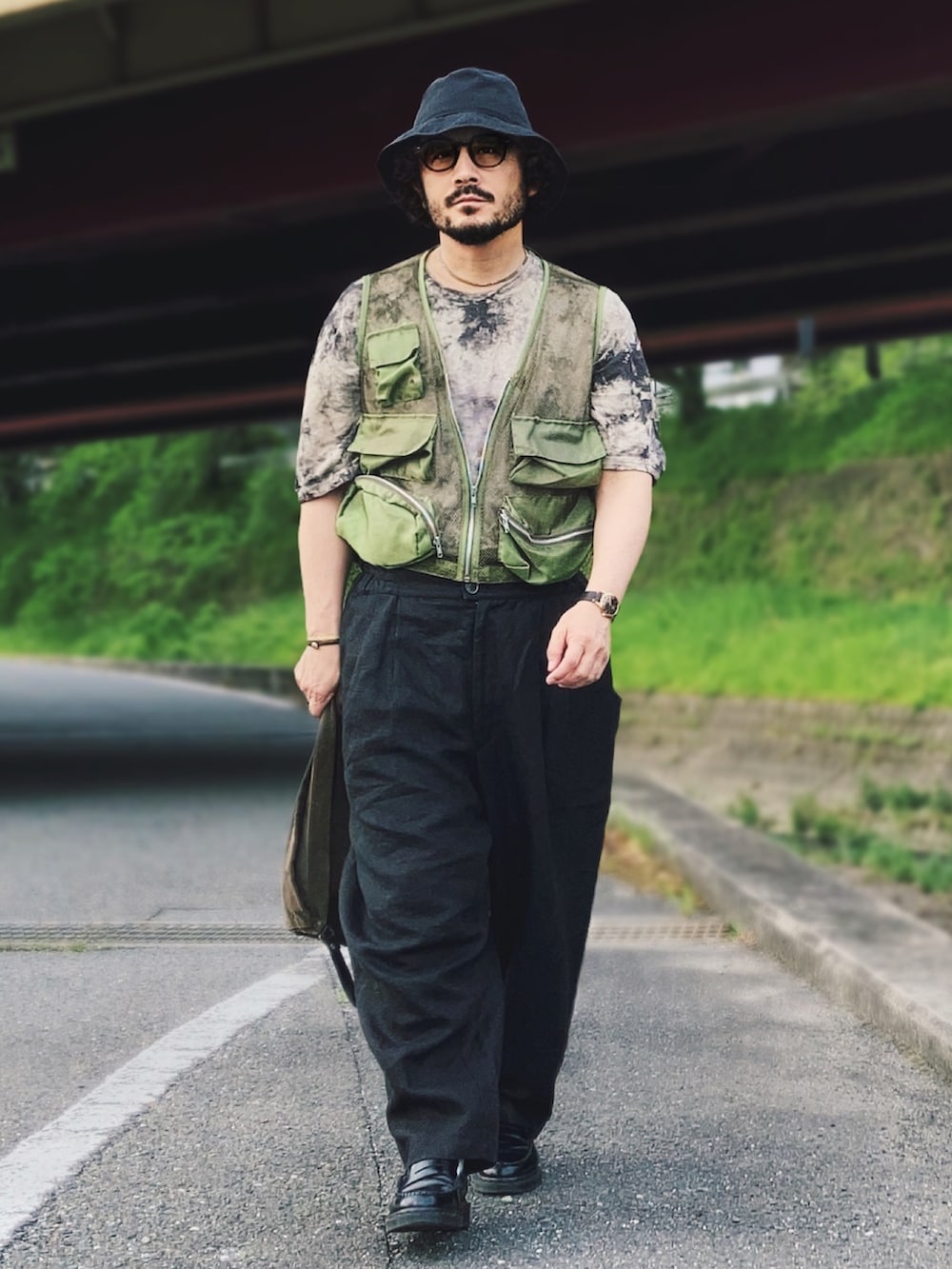 「古着MIX、ラフコーデ、ショルダーバッグ、Tシャツコーデ、ベスト×Tシャツ、ミリタリーベスト、タイダイ柄、ローファー、バケットハット、サングラス、ワイドパンツ、リネンパンツ、和洋折衷」｜「SIDE SLOPEのリネンtシャツ size3（Tシャツ/カットソー、ブラウン系）」を使った、koppaさん（メンズ・169cm）の春コーディネートの3枚目の写真