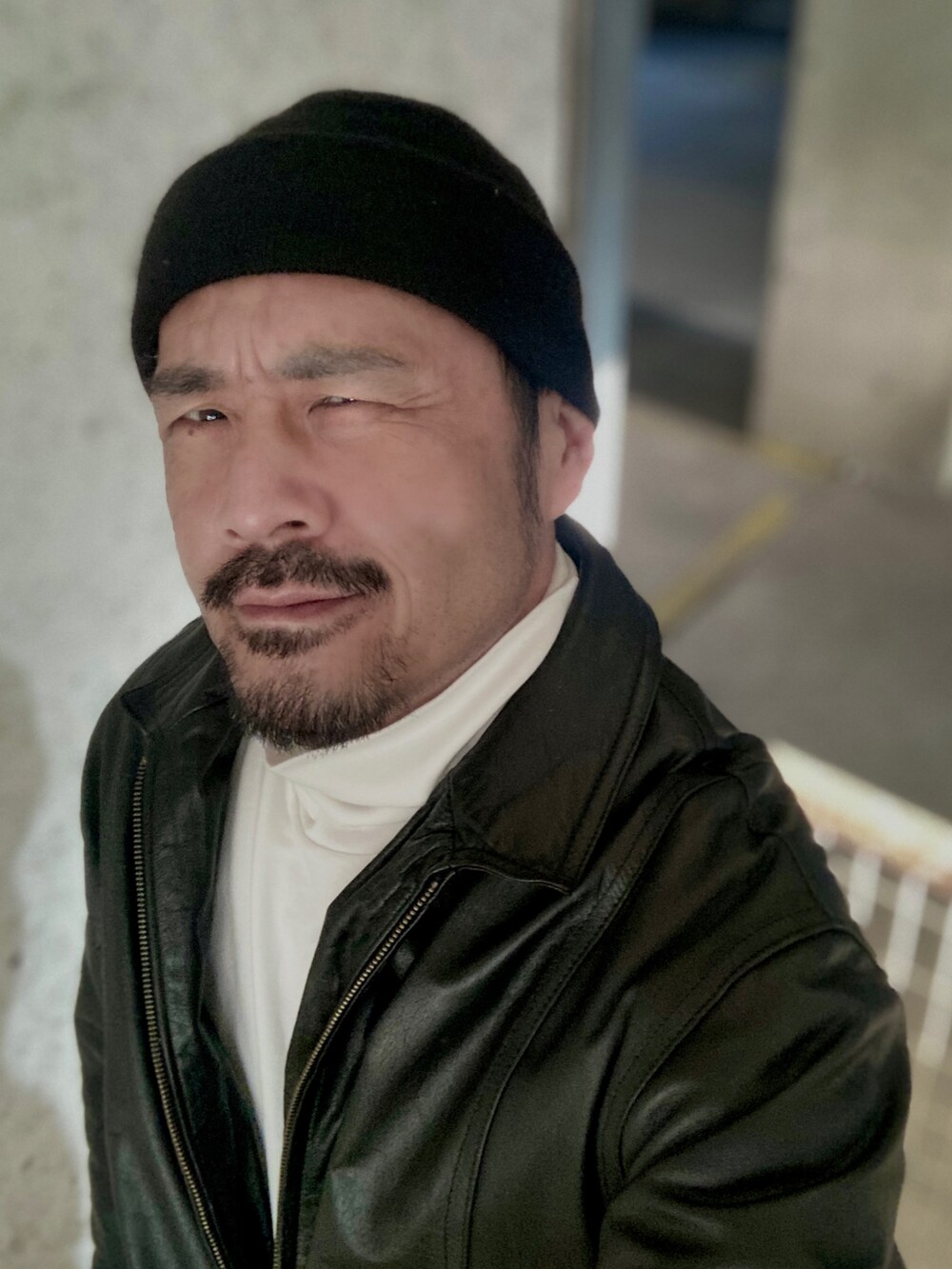 ホワイト系のTシャツ/カットソー、ブラック系のブルゾン、ブラック系のその他パンツを着用したメンズの冬コーディネートの5枚目の写真