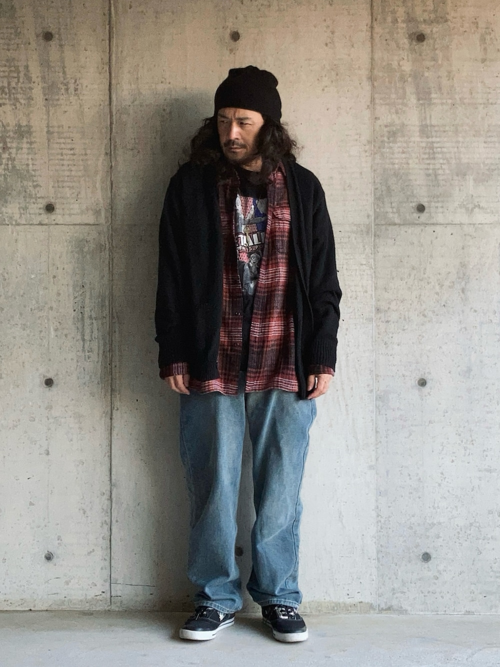 ブラック系のTシャツ/カットソー、その他のシャツ/ブラウス、ブラック系のカーディガン/ボレロを着用したメンズの秋コーディネートの4枚目の写真