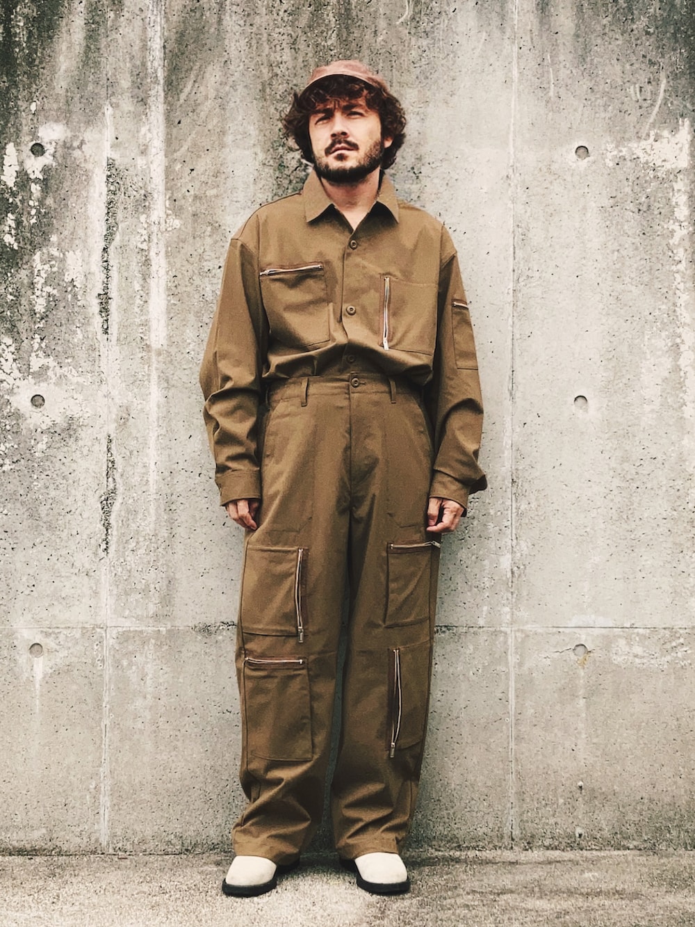 ベージュ系のセットアップ、ベージュ系のパンツ、ベージュ系のブーツを着用したメンズの秋コーディネートの3枚目の写真