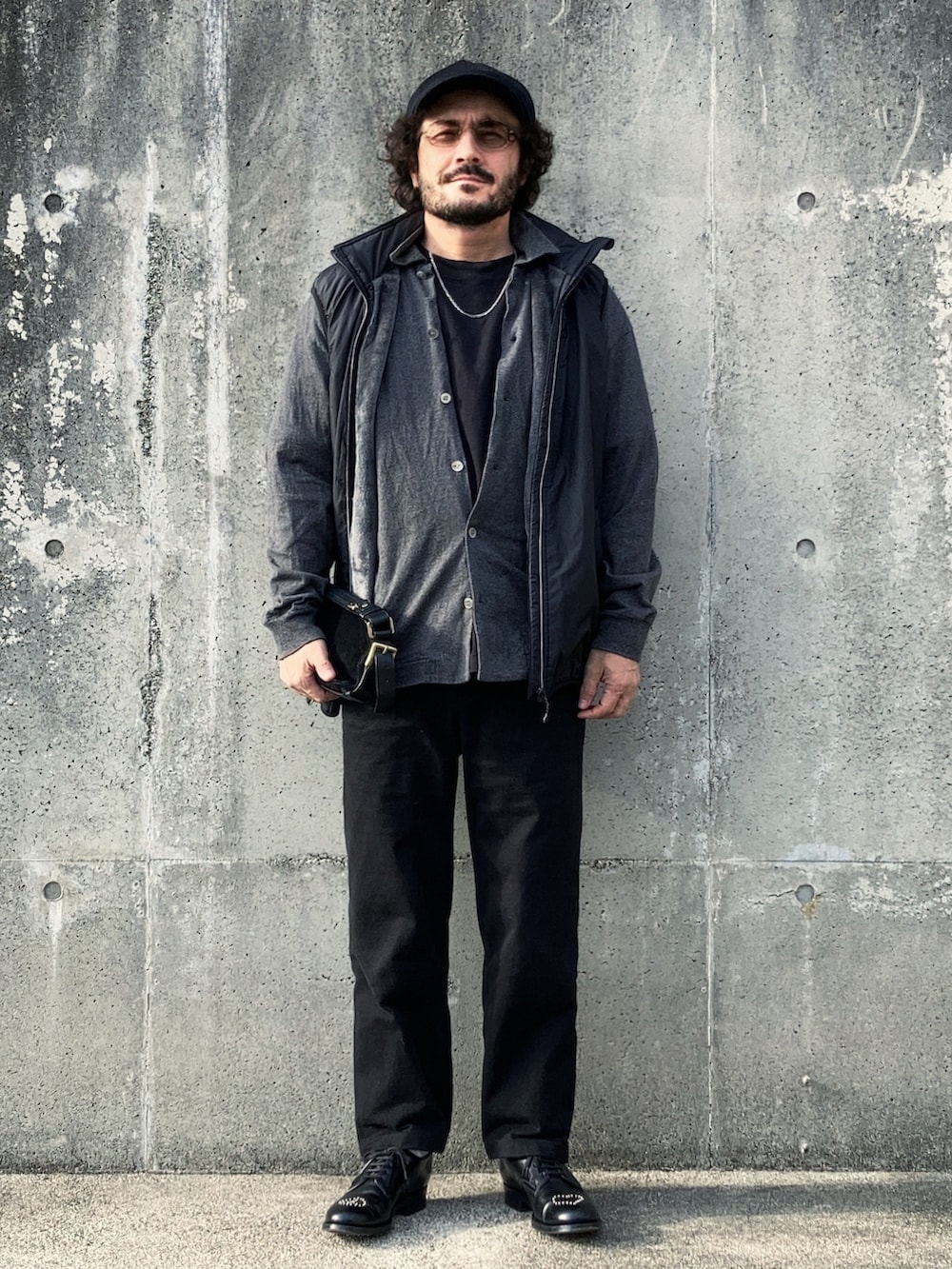 グレー系のシャツ/ブラウス、ブラック系のベスト、ブラック系のパンツを着用したレディースの秋コーディネートの3枚目の写真