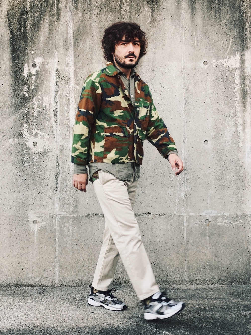 グリーン系のシャツ/ブラウス、グリーン系のシャツ/ブラウス、ベージュ系のチノパンツを着用したメンズの秋コーディネートの3枚目の写真