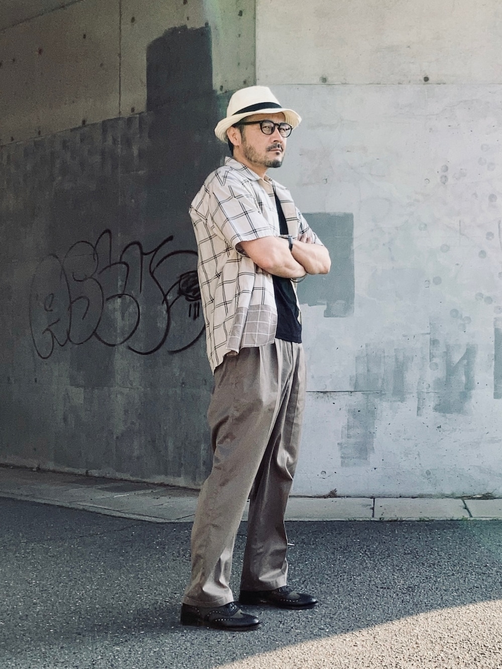 ベージュ系のシャツ/ブラウス、グレー系のスラックス、その他のドレスシューズを着用したメンズの夏コーディネートの3枚目の写真