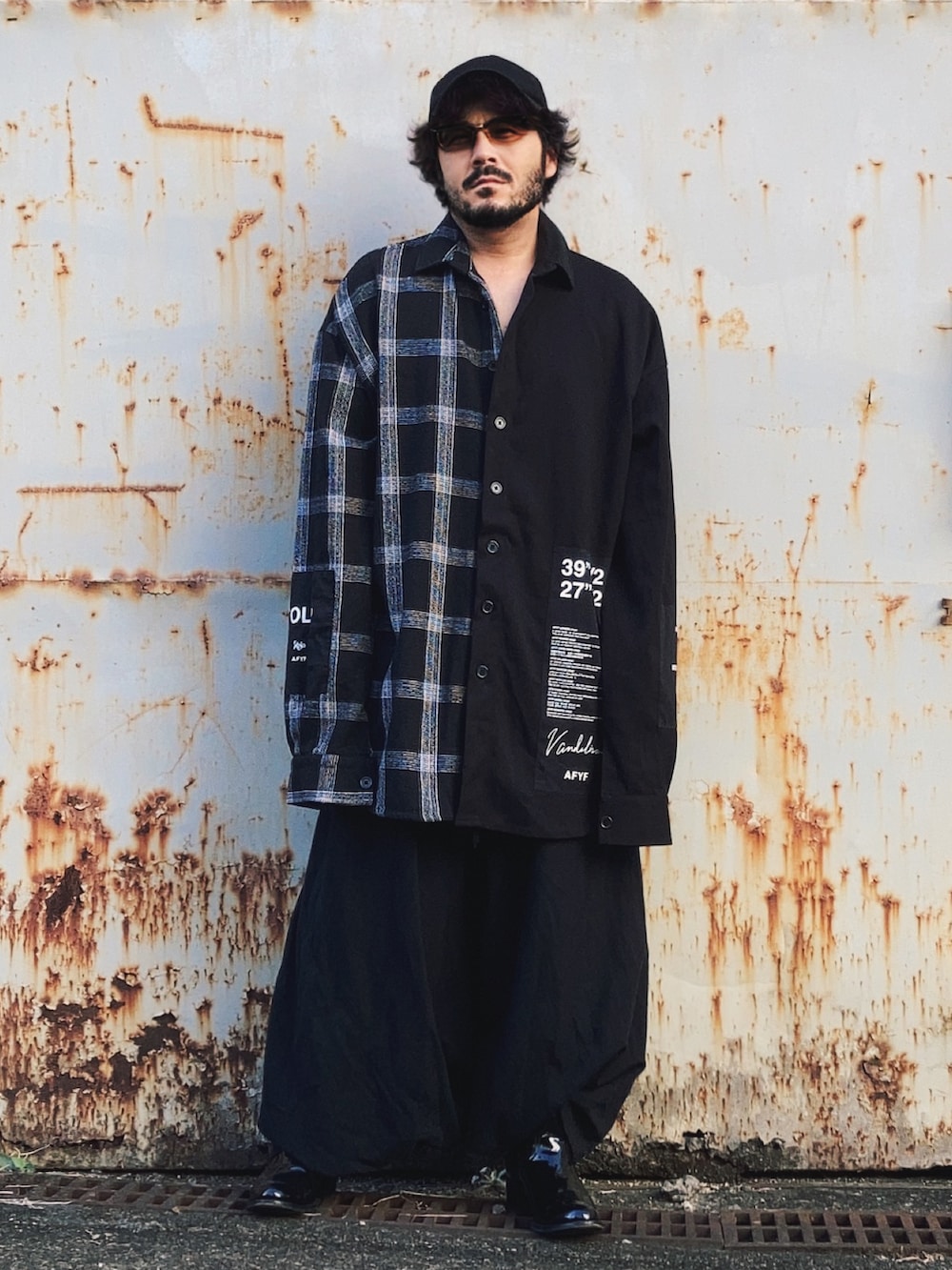 ブラック系のシャツ/ブラウス、ブラック系のその他パンツ、ブラック系のブーツを着用したメンズの秋コーディネートの3枚目の写真