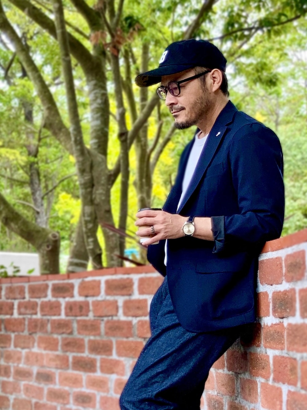 ホワイト系のTシャツ/カットソー、ブルー系のテーラードジャケット、ブルー系のデニムパンツを着用したメンズの春コーディネートの2枚目の写真