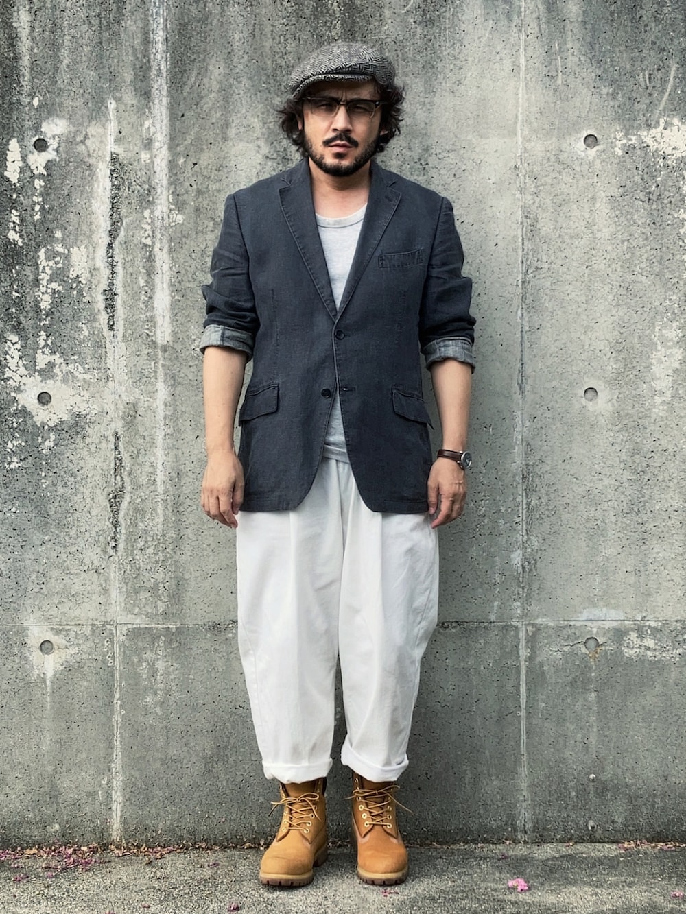 ホワイト系のスラックス、ブラウン系のブーツ、グレー系のテーラードジャケットを着用したメンズの秋コーディネートの2枚目の写真