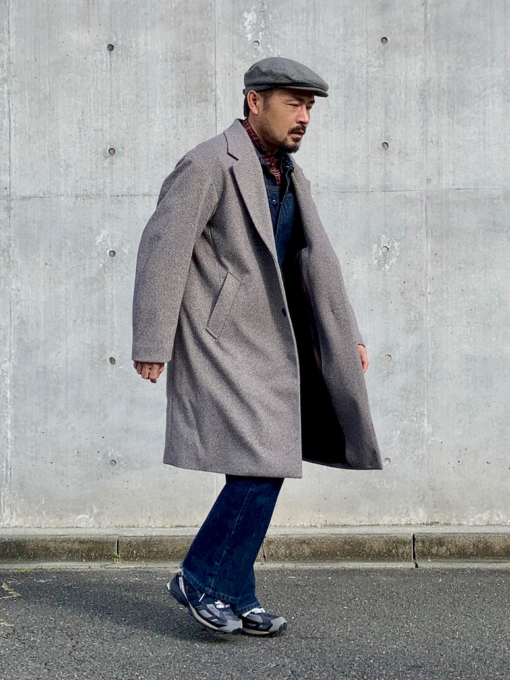 その他のシャツ/ブラウス、ブルー系のデニムジャケット、ブルー系のデニムパンツを着用したメンズの冬コーディネートの4枚目の写真