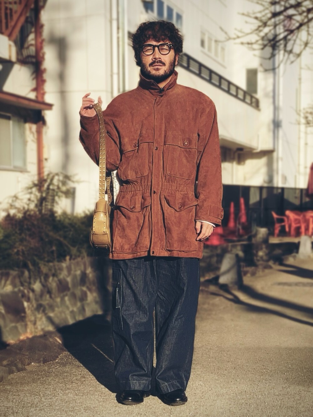 ブラウン系のその他アウター、ホワイト系のTシャツ/カットソー、ブルー系のデニムパンツを着用したメンズの冬コーディネートの2枚目の写真