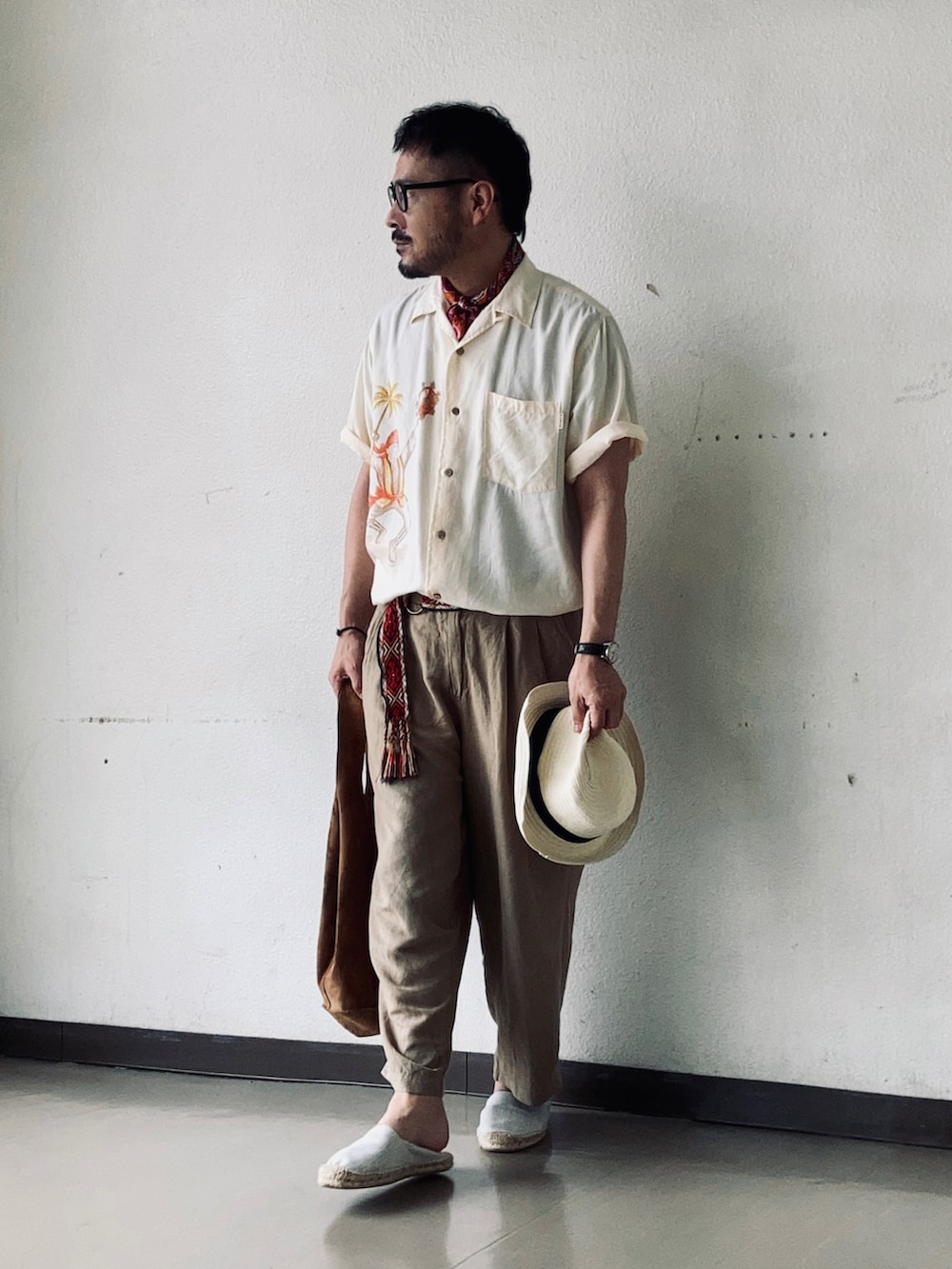 ベージュ系のシャツ/ブラウス、ベージュ系のその他パンツ、ホワイト系のスリッポンを着用したメンズの夏コーディネートの2枚目の写真
