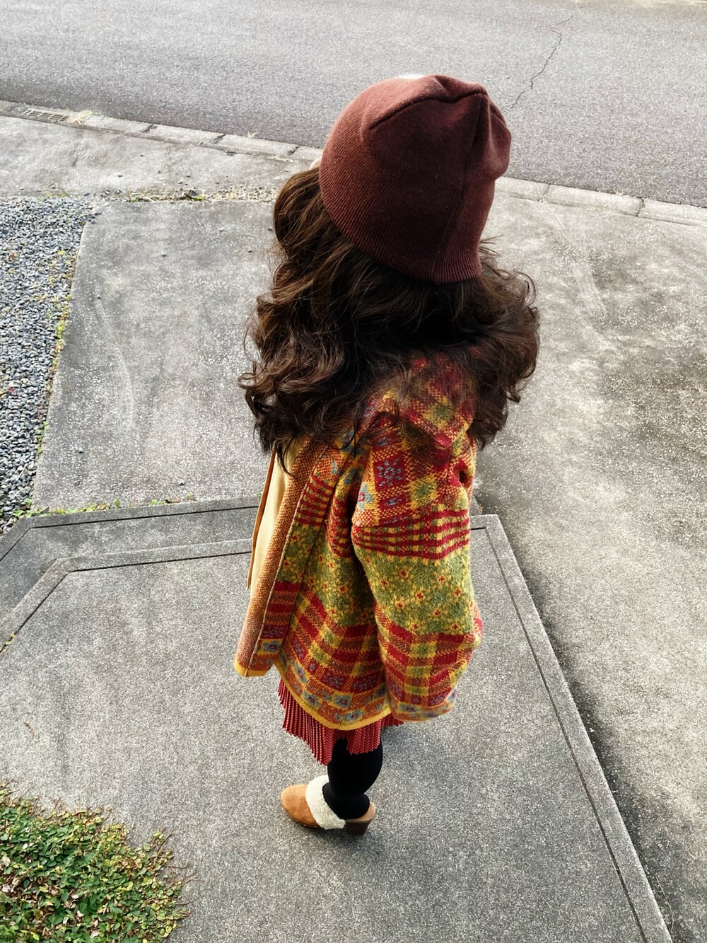 ゴールド系のシャツ/ブラウス、イエロー系のカーディガン/ボレロ、ブラウン系のニットキャップ/ビーニーを着用したレディースの冬コーディネートの3枚目の写真