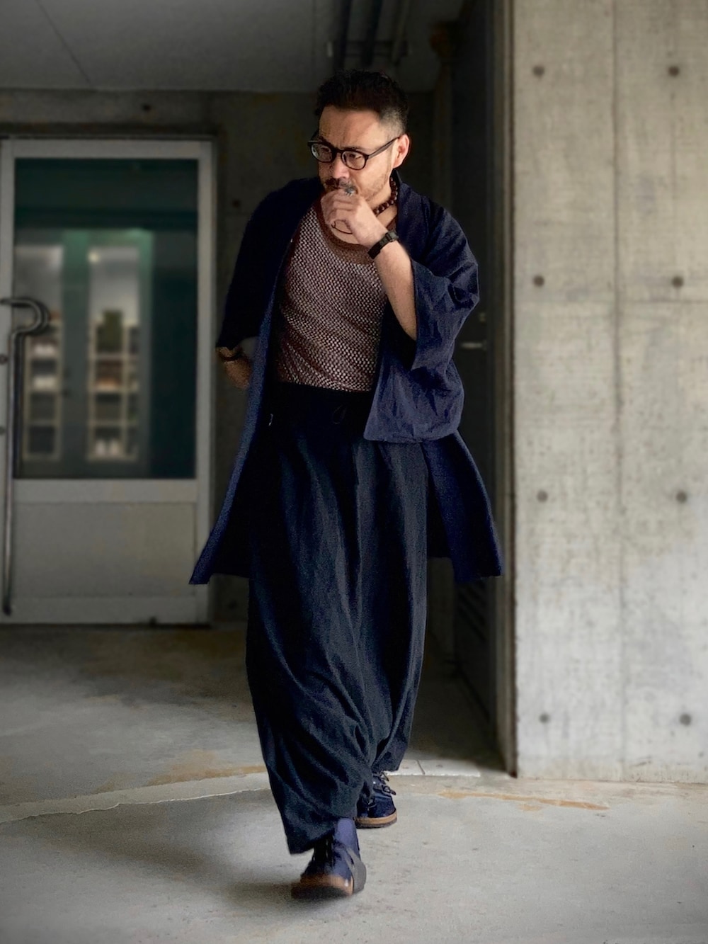 ブラウン系のタンクトップ、ホワイト系のタンクトップ、ブラック系のその他パンツを着用したメンズの夏コーディネートの2枚目の写真