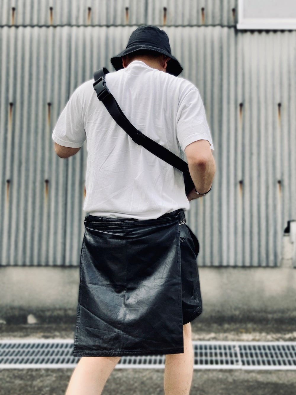 ホワイト系のTシャツ/カットソー、ブラック系のその他パンツ、ブラック系のサンダルを着用したメンズの夏コーディネートの4枚目の写真