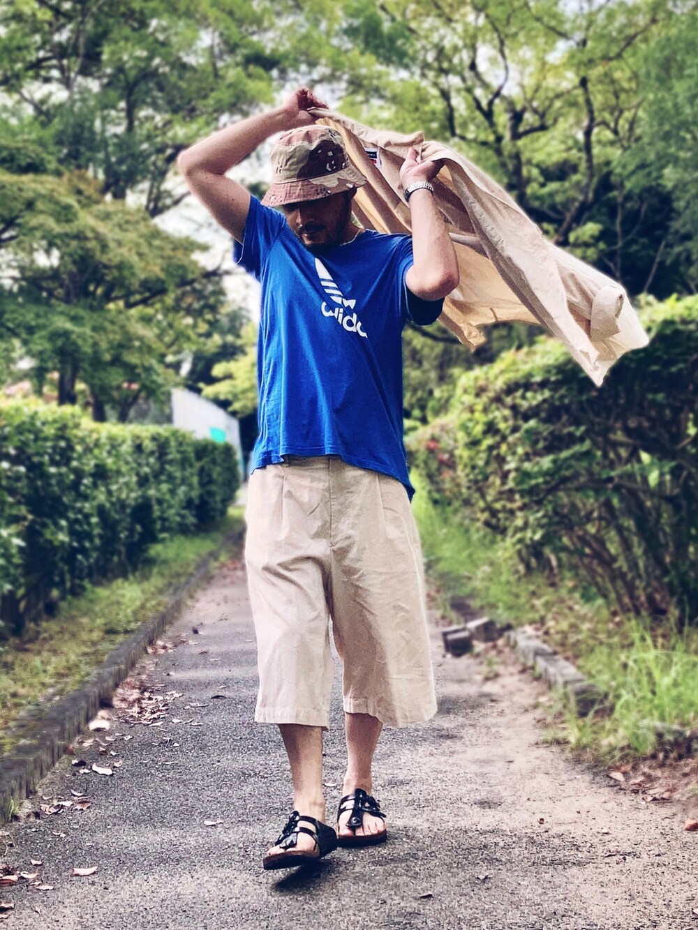 ブルー系のTシャツ/カットソー、ベージュ系のシャツ/ブラウス、ベージュ系のその他パンツを着用したメンズの夏コーディネートの4枚目の写真