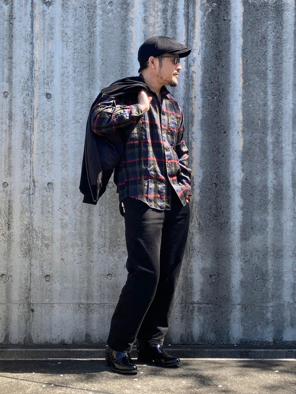 その他のシャツ/ブラウス、ブラック系のブルゾン、ブラック系のパンツを着用したメンズの春コーディネートの2枚目の写真