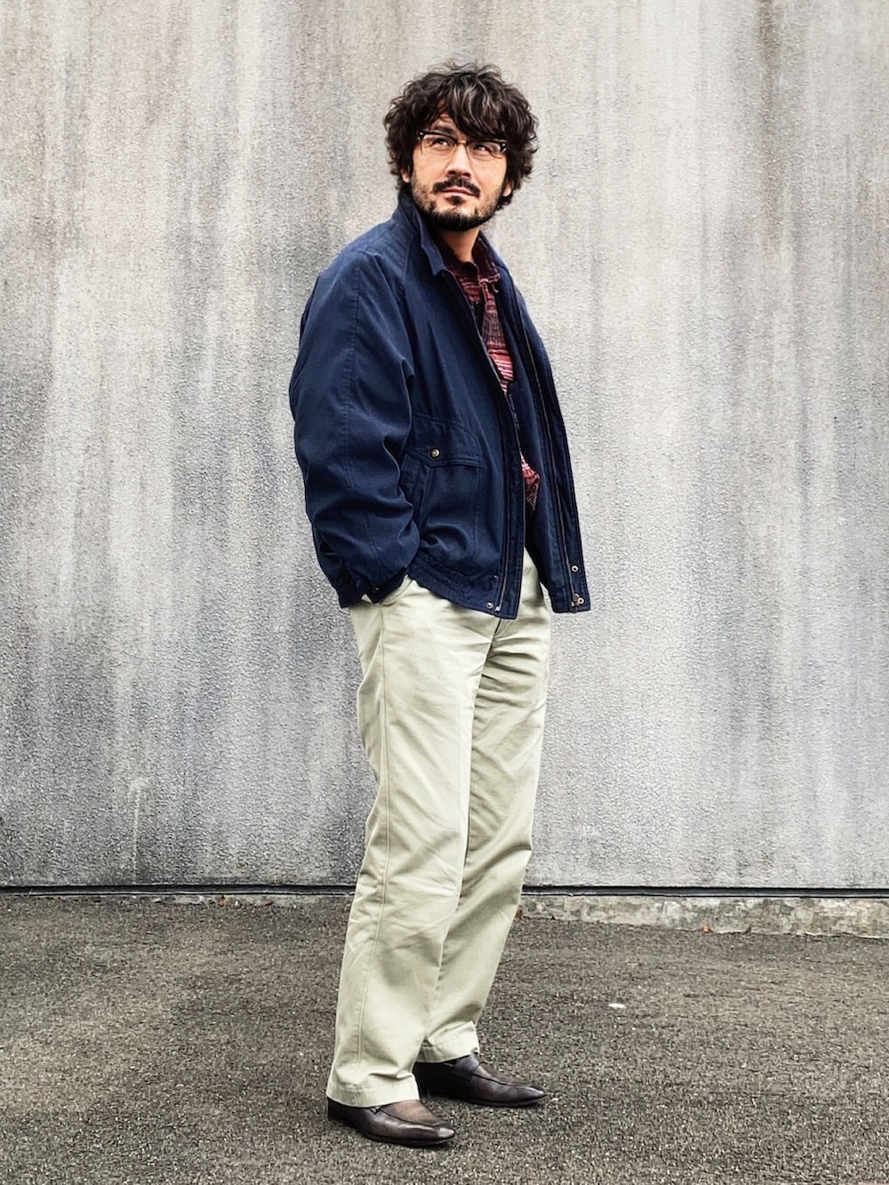 グレー系のブルゾン、その他のシャツ/ブラウス、ベージュ系のチノパンツを着用したメンズの春コーディネートの2枚目の写真