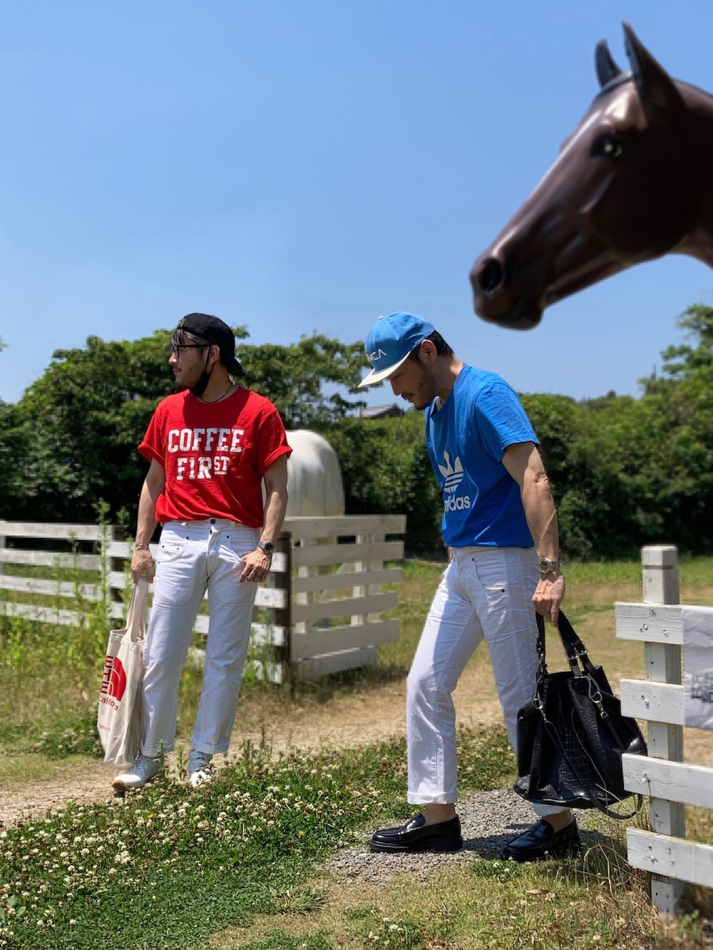 レッド系のTシャツ/カットソー、ブルー系のTシャツ/カットソー、ホワイト系のデニムパンツを着用したメンズの春コーディネートの3枚目の写真