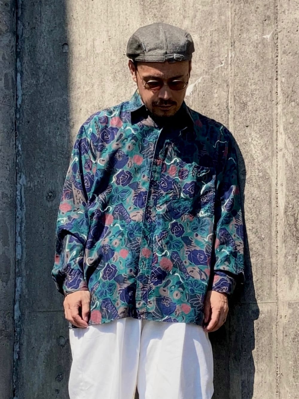 グリーン系のシャツ/ブラウス、ホワイト系のスラックス、ブラック系のローファーを着用したメンズの秋コーディネートの5枚目の写真