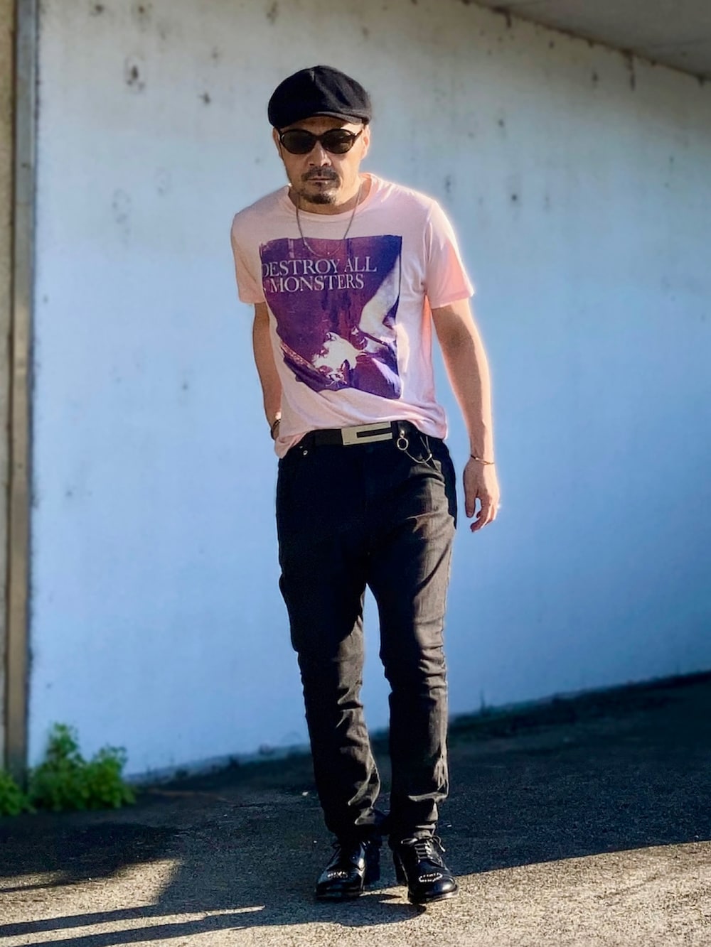 ピンク系のTシャツ/カットソー、ブラック系のデニムパンツ、ブラック系のドレスシューズを着用したメンズの夏コーディネートの3枚目の写真