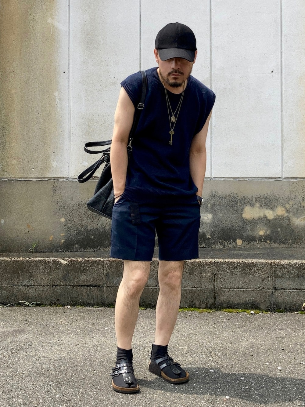 ブルー系のベスト、ブルー系のその他パンツ、ブラック系のサンダルを着用したメンズの夏コーディネートの2枚目の写真