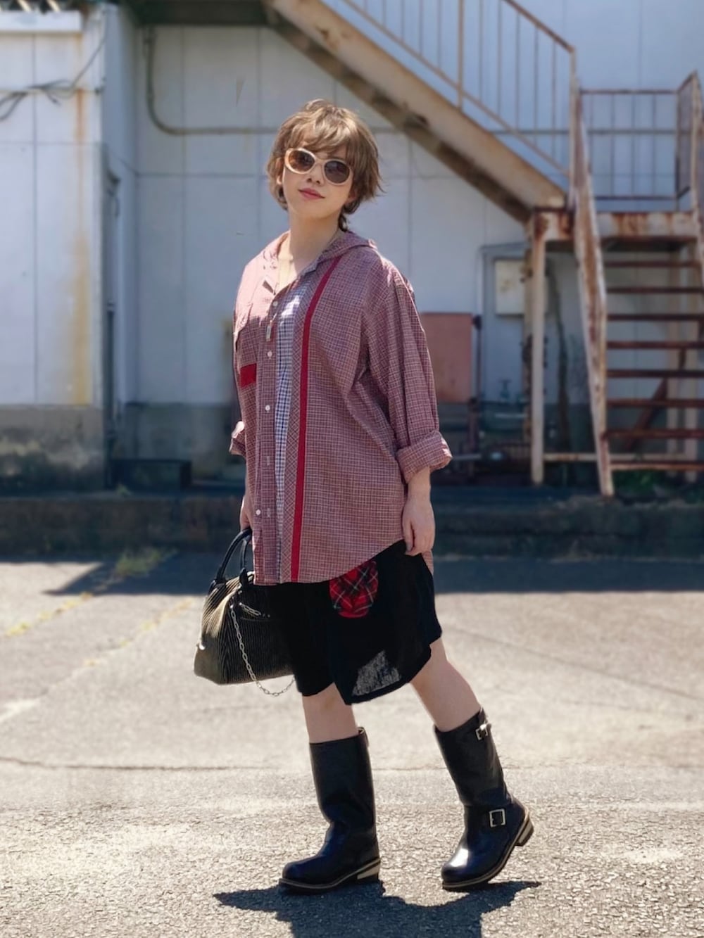 レッド系のシャツ/ブラウス、ブラック系のその他パンツ、ブラック系のブーツを着用したレディースの夏コーディネートの3枚目の写真