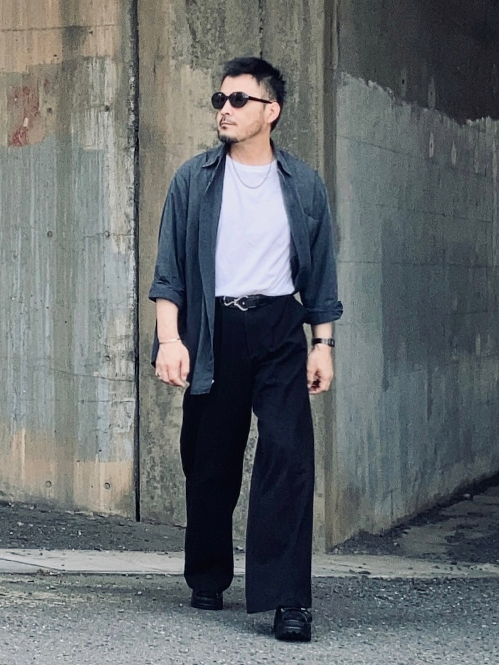 ホワイト系のTシャツ/カットソー、グレー系のシャツ/ブラウス、ブラック系のスラックスを着用したメンズの夏コーディネートの2枚目の写真