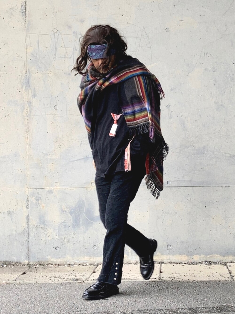 ブラック系のTシャツ/カットソー、ブラック系のその他パンツ、ブラック系のローファーを着用したメンズの冬コーディネートの2枚目の写真