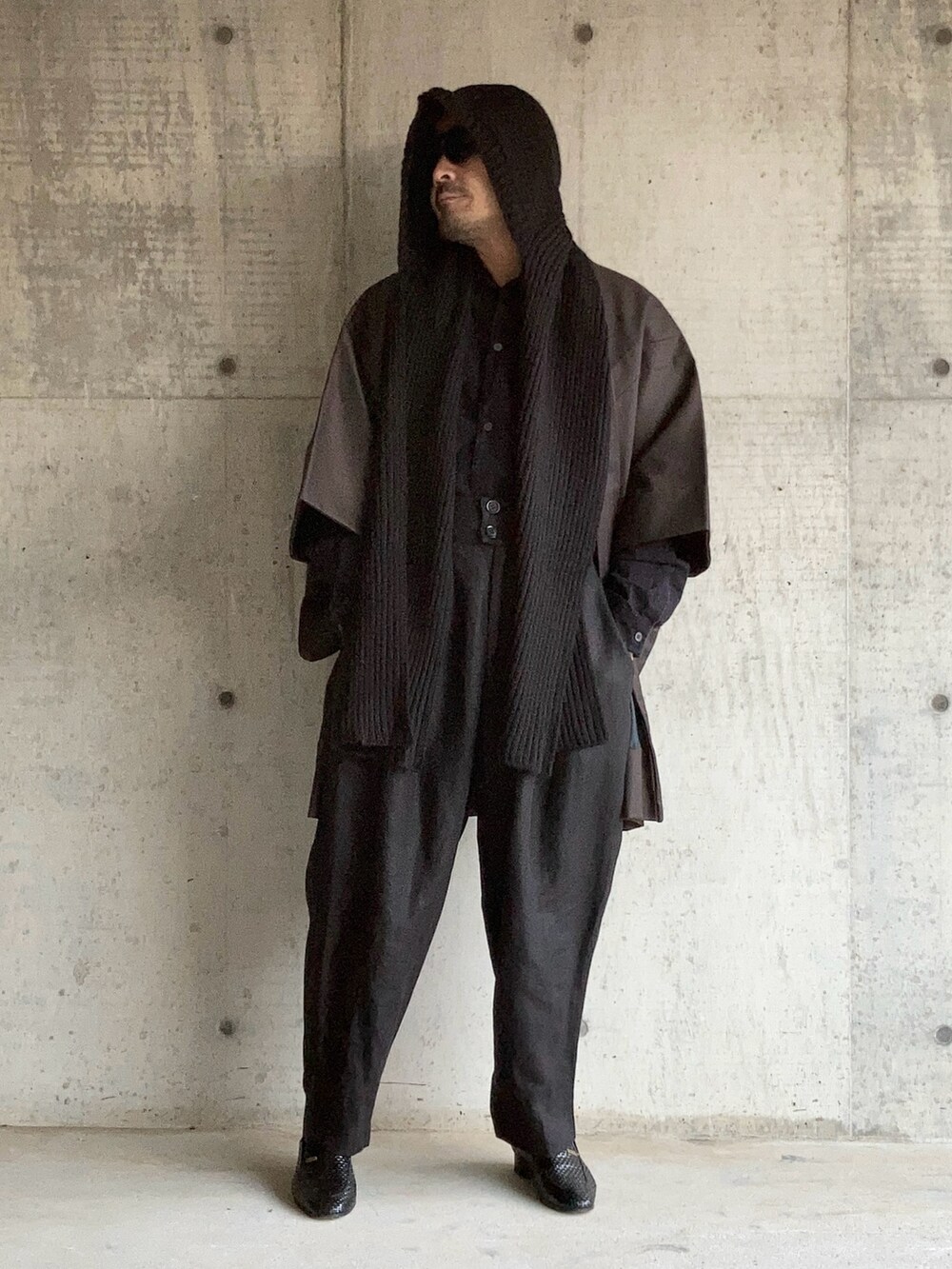 ブラック系のシャツ/ブラウス、ブラック系のその他パンツ、ブラック系のローファーを着用したメンズの冬コーディネートの3枚目の写真