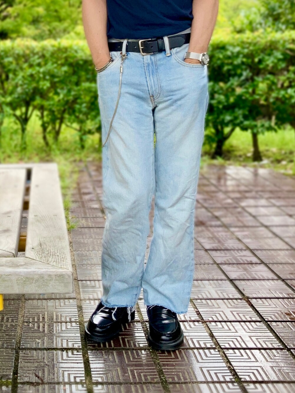 ブルー系のTシャツ/カットソー、ブルー系のデニムパンツ、ブラック系のローファーを着用したメンズの夏コーディネートの4枚目の写真