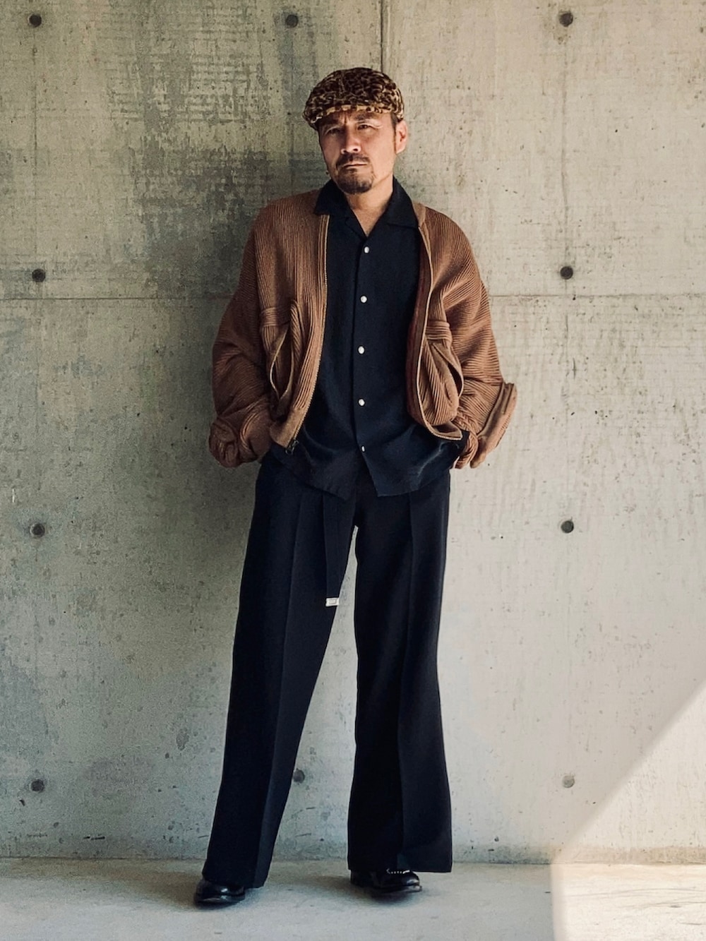 ブラック系のシャツ/ブラウス、ブラウン系のMA-1、ブラック系のスラックスを着用したメンズの秋コーディネートの3枚目の写真