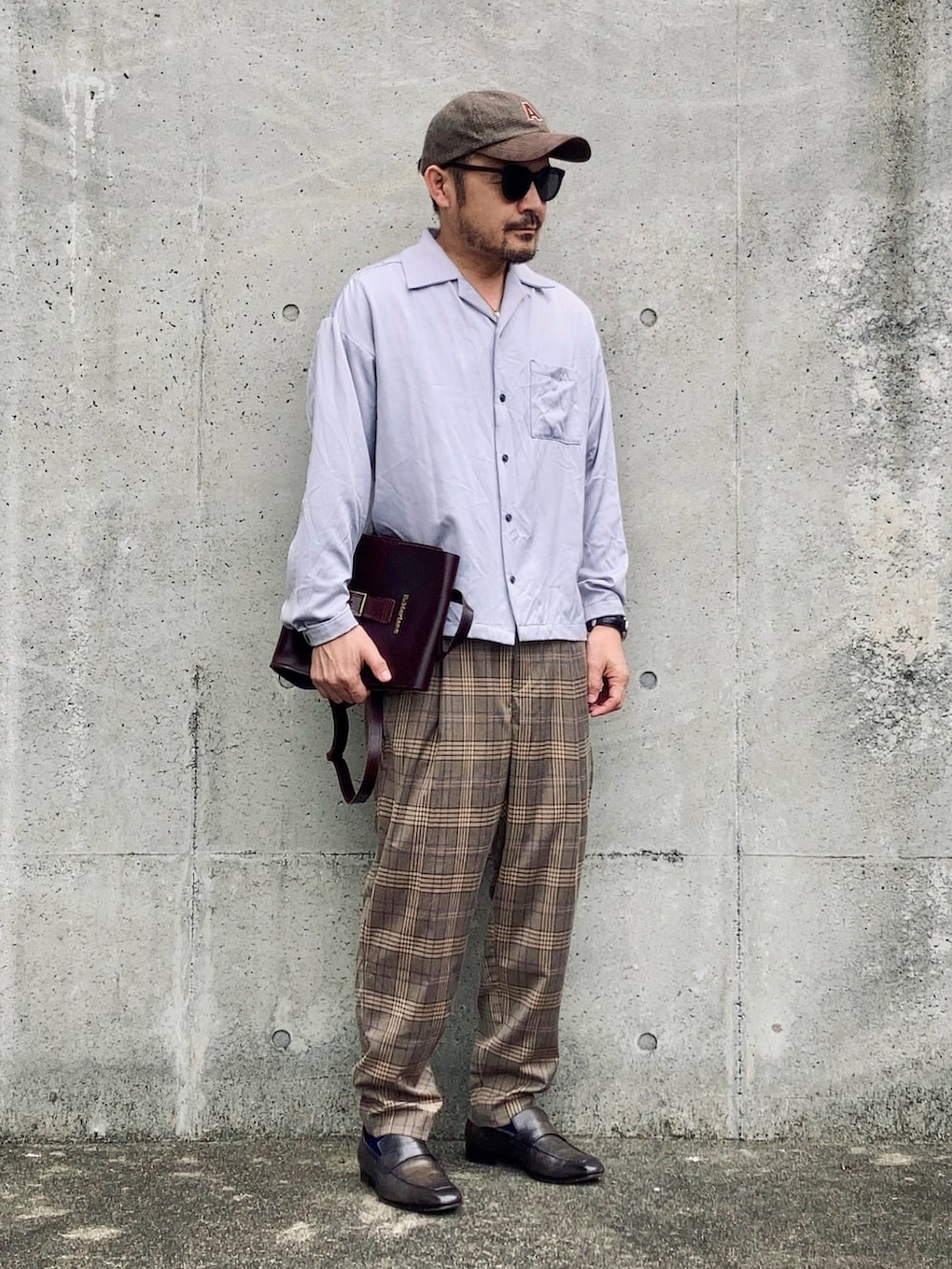 シルバー系のシャツ/ブラウス、ブラウン系のパンツ、グリーン系のローファーを着用したメンズの春コーディネートの3枚目の写真