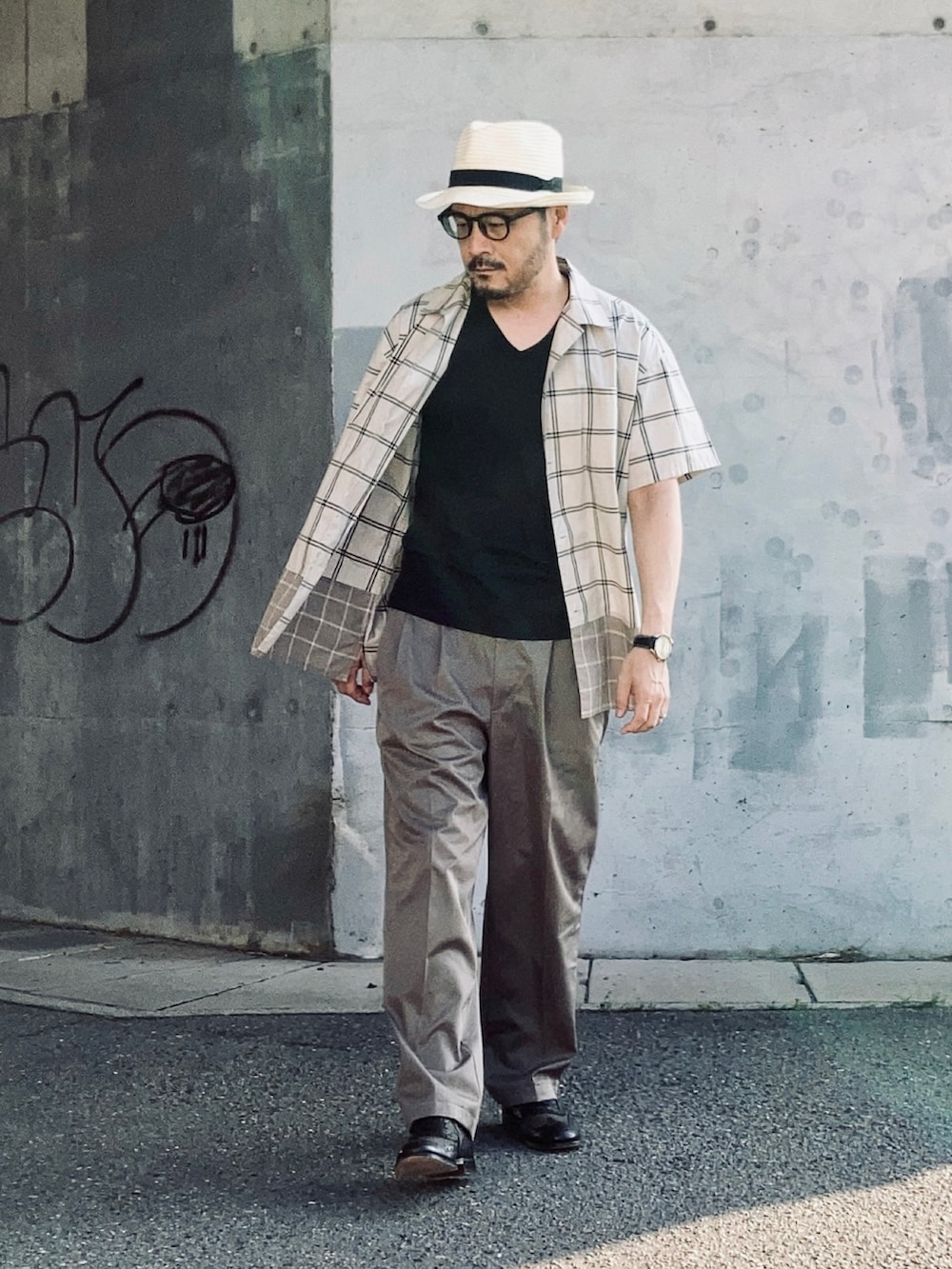 ベージュ系のシャツ/ブラウス、グレー系のスラックス、その他のドレスシューズを着用したメンズの夏コーディネートの2枚目の写真