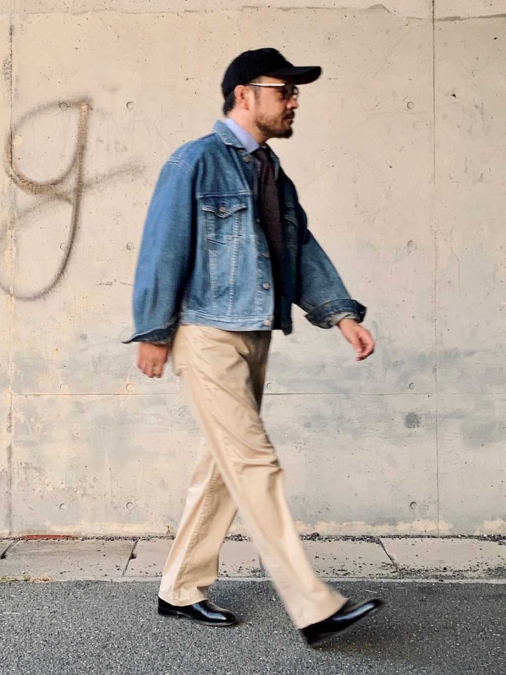 ブルー系のシャツ/ブラウス、ブルー系のデニムジャケット、ベージュ系のチノパンツを着用したメンズの秋コーディネートの3枚目の写真