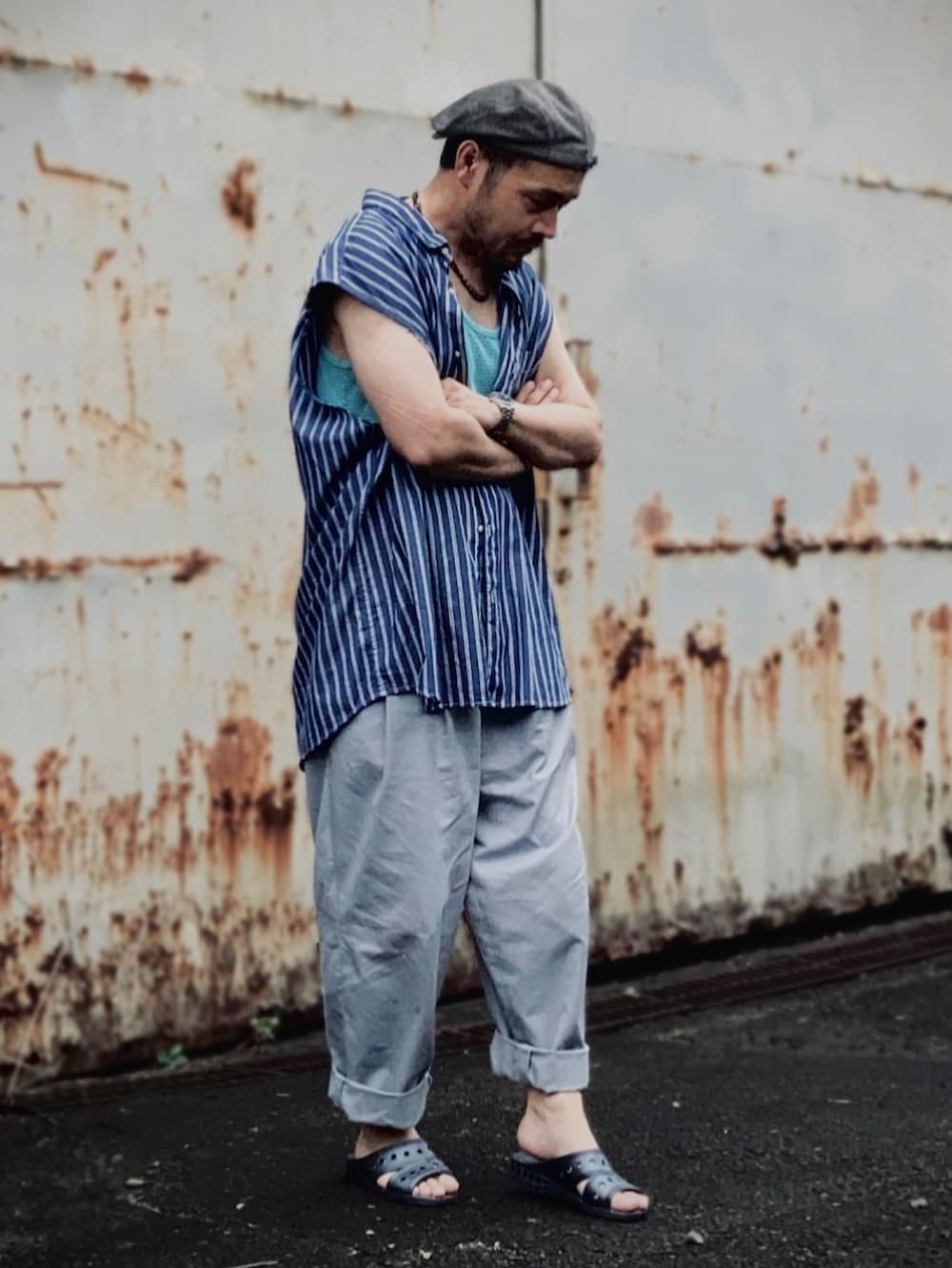 ブルー系のタンクトップ、ブルー系のシャツ/ブラウス、グレー系のパンツを着用したメンズの夏コーディネートの2枚目の写真