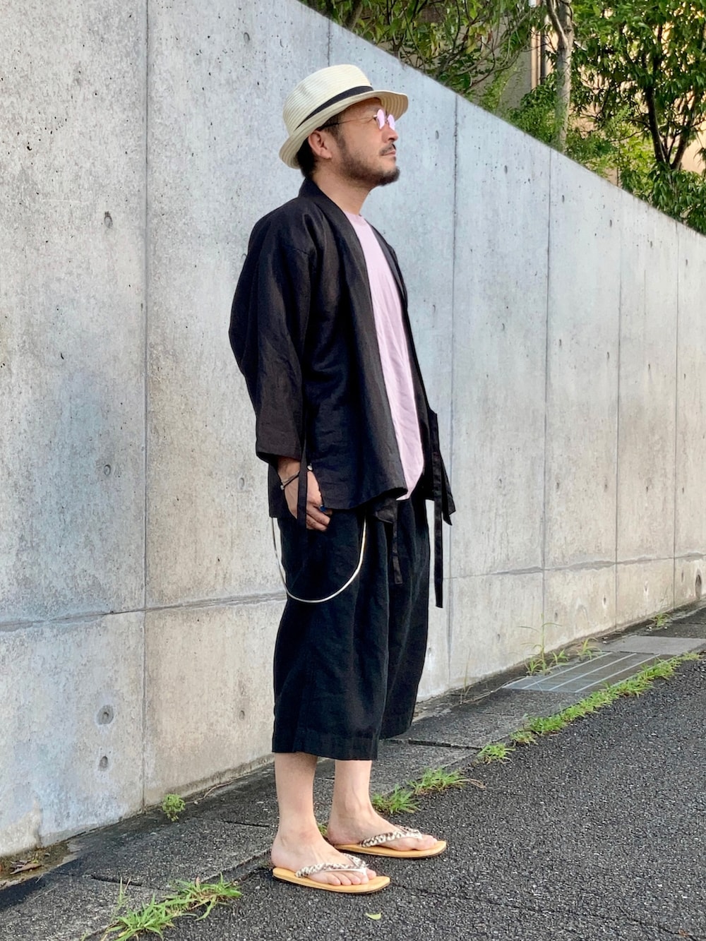 パープル系のTシャツ/カットソー、ブラック系のその他パンツ、ベージュ系のサンダルを着用したメンズの夏コーディネートの2枚目の写真