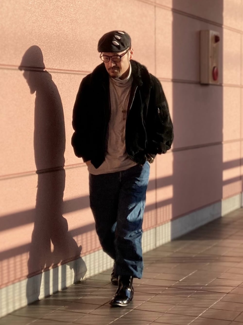 グレー系のTシャツ/カットソー、ブラック系のブルゾン、ブルー系のデニムパンツを着用したメンズの春コーディネートの3枚目の写真