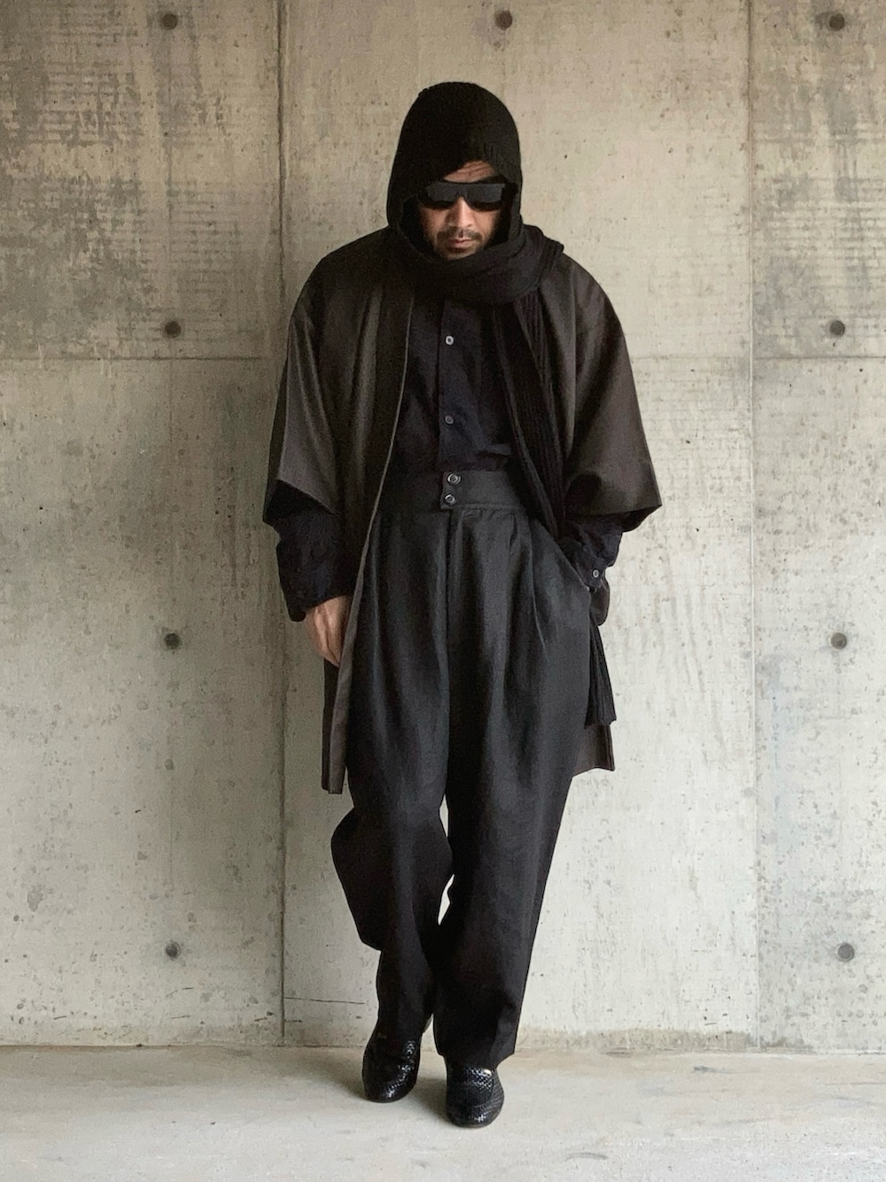 ブラック系のシャツ/ブラウス、ブラック系のその他パンツ、ブラック系のローファーを着用したメンズの冬コーディネートの4枚目の写真