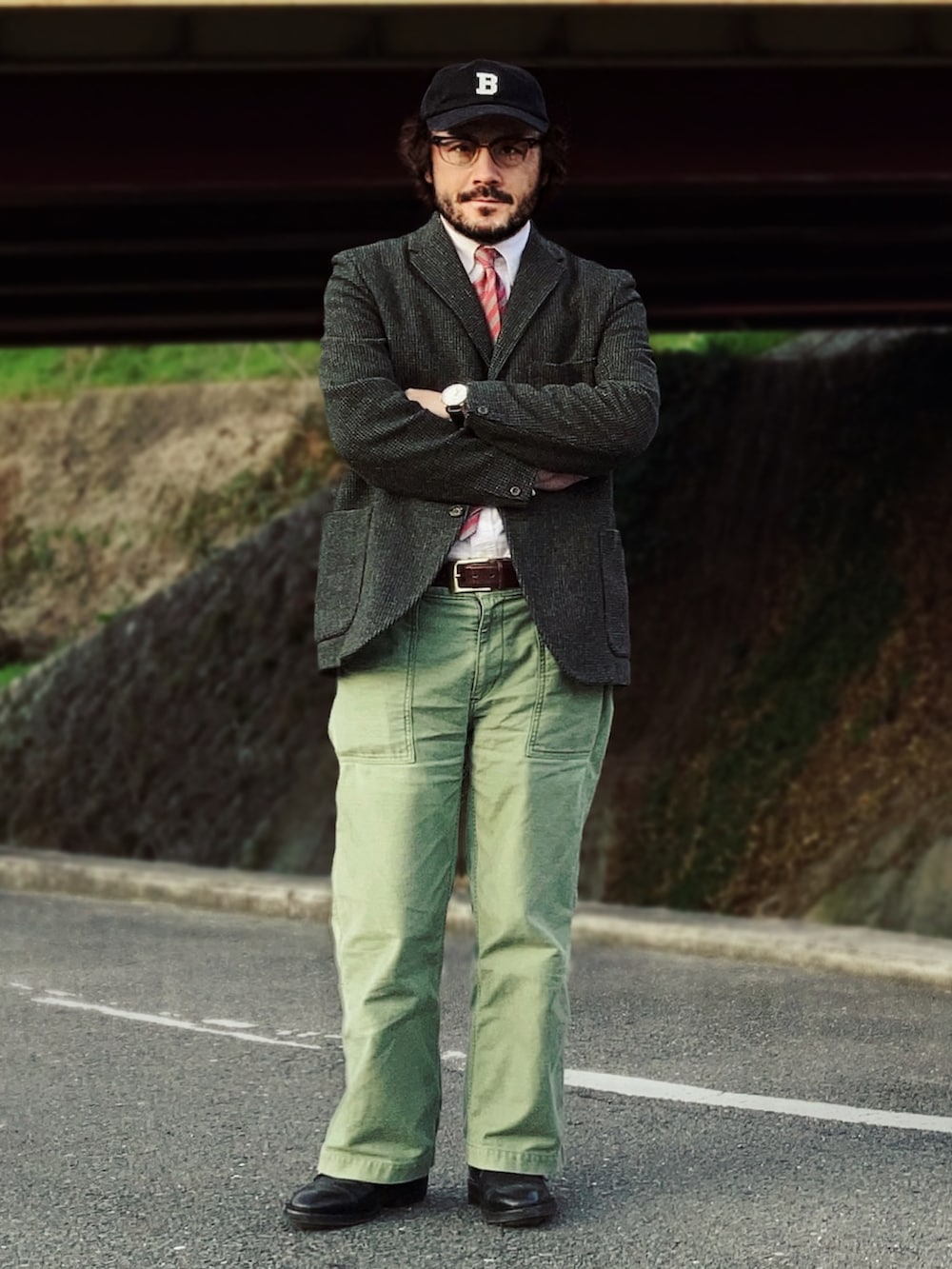 グレー系のテーラードジャケット、ホワイト系のシャツ/ブラウス、グリーン系のパンツを着用したメンズの春コーディネートの2枚目の写真