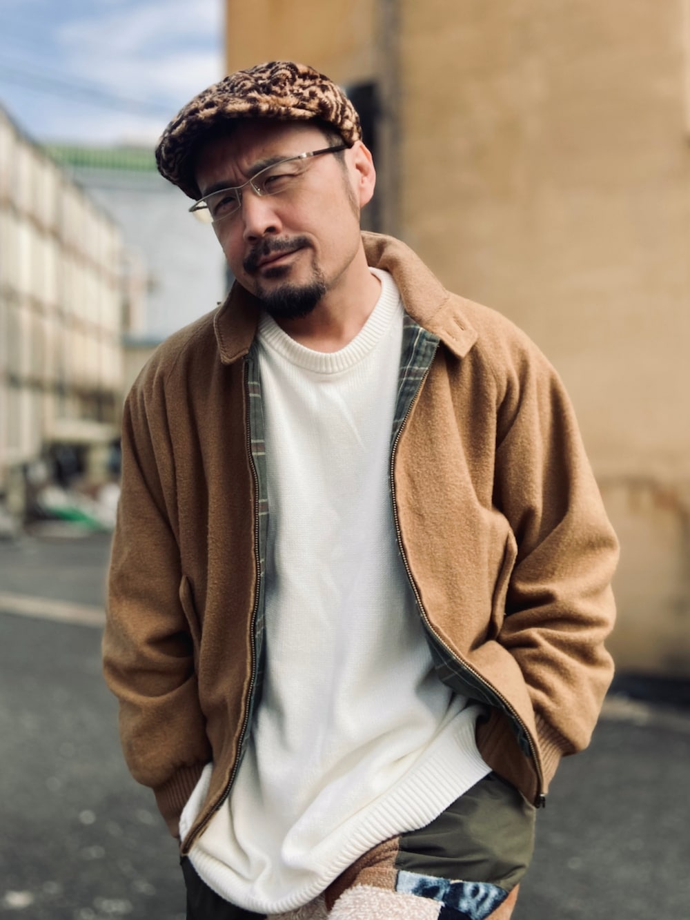 その他のニット/セーター、ブラウン系のブルゾン、その他のスウェットパンツを着用したメンズの冬コーディネートの5枚目の写真