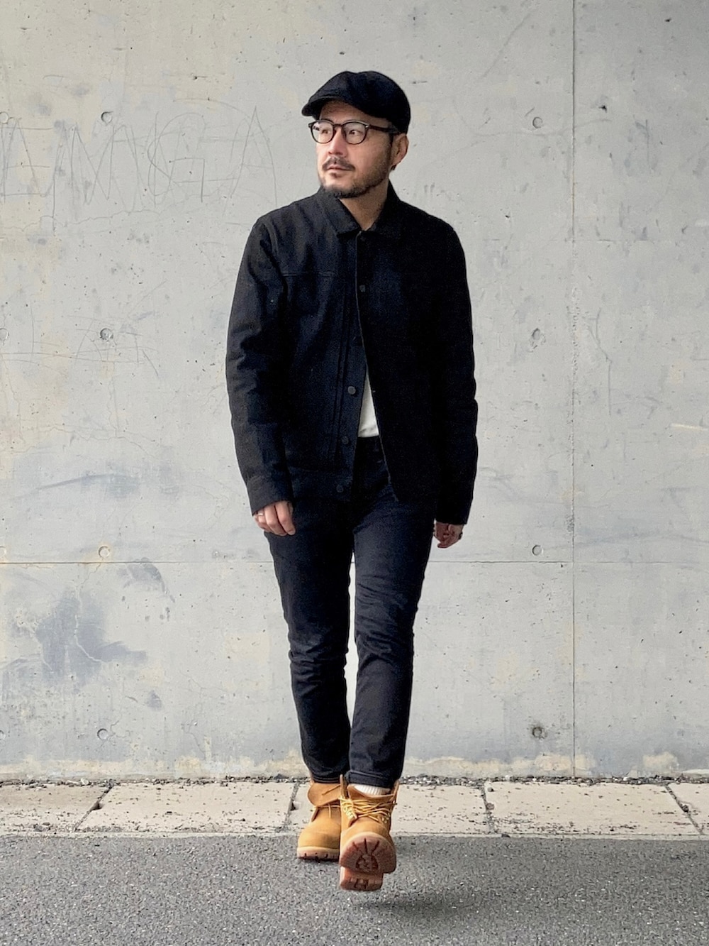 その他のニット/セーター、ブラック系のデニムジャケット、ブラック系のデニムパンツを着用したメンズの春コーディネートの3枚目の写真