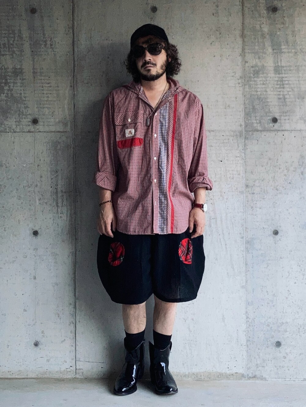 レッド系のシャツ/ブラウス、ブラック系のその他パンツ、ブラック系のブーツを着用したメンズの夏コーディネートの3枚目の写真