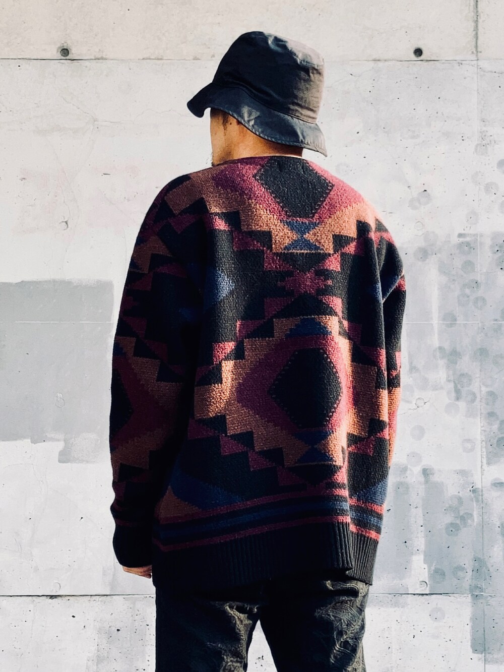 ブラック系のカーディガン/ボレロ、ブラウン系のニット/セーター、ブラック系のその他パンツを着用したメンズの秋コーディネートの5枚目の写真