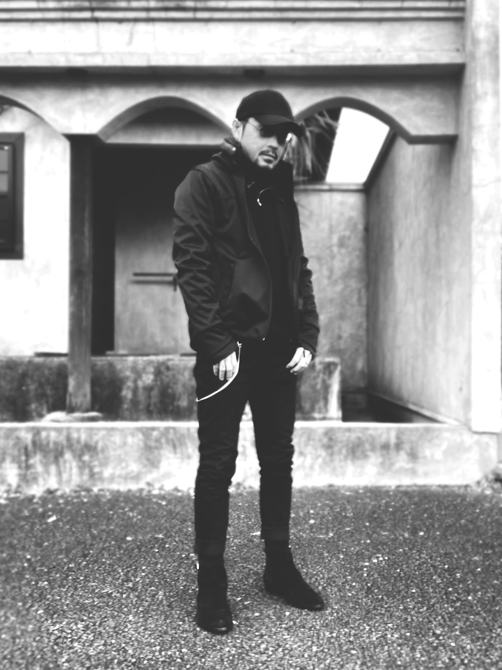 「私の推しブランド、Saint Laurent、サンローランパリ、wyatt、ブーツ、ジョッパーブーツ、ヒールブーツ、スエードシューズ、モードストリート、モード系、スポーティ、ロック、ブラックデニム、ワントーンコーデ、キャップ」|「giovani e belliのmade in Italy wool 100% 古着(ニット/セーター、ブラック系)」を使った、koppaさん(メンズ・169cm)の冬コーディネートの4枚目の写真