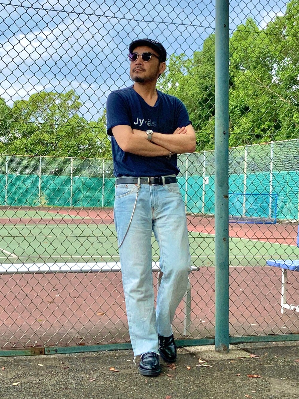 ブルー系のTシャツ/カットソー、ブルー系のデニムパンツ、ブラック系のローファーを着用したメンズの夏コーディネートの2枚目の写真