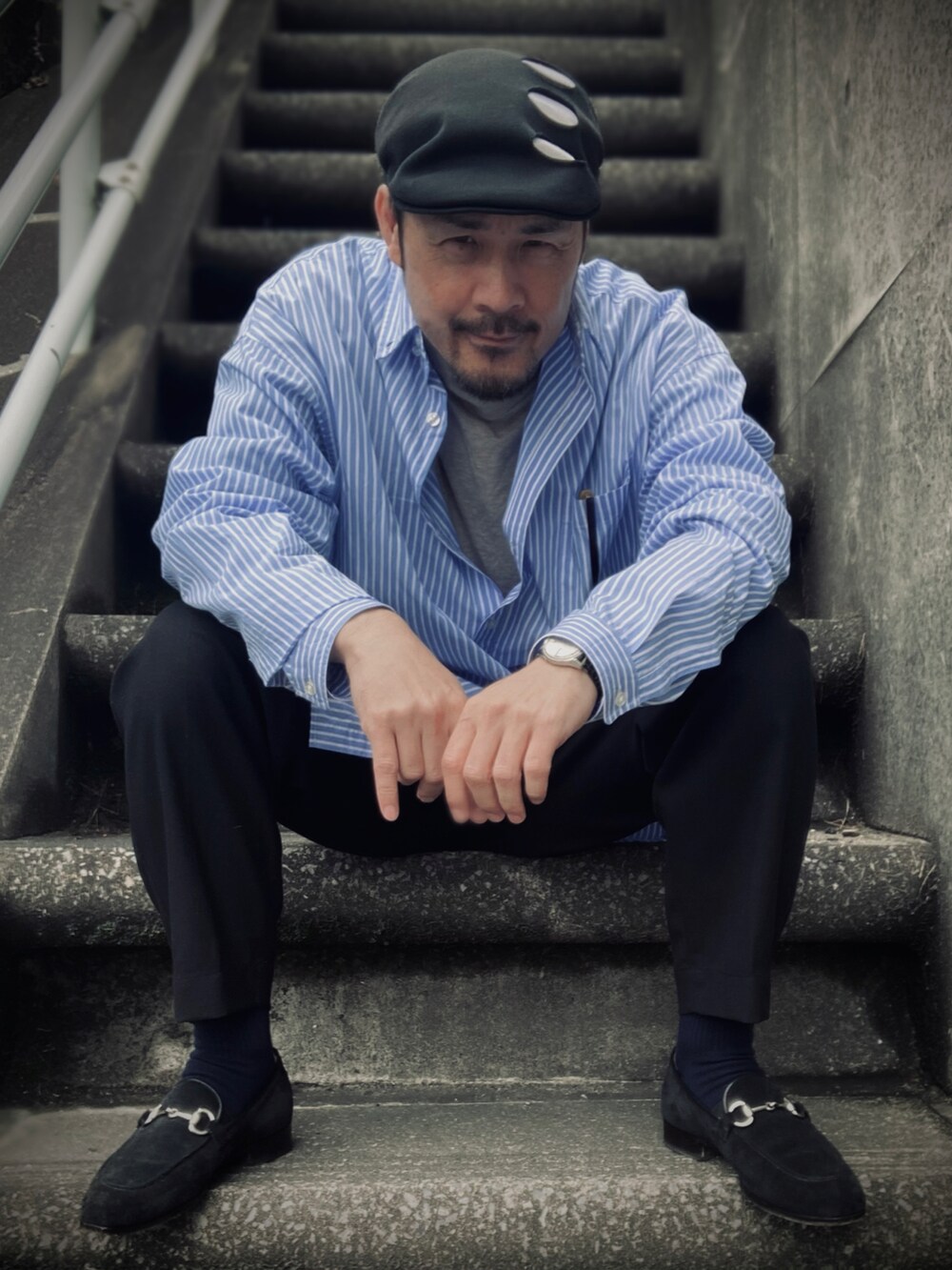 ブルー系のシャツ/ブラウス、グレー系のTシャツ/カットソー、ブラック系のその他パンツを着用したメンズの春コーディネートの5枚目の写真