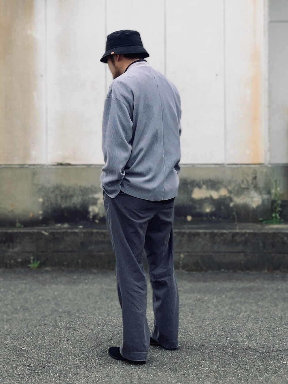グレー系のスラックス、ブルー系のシャツ/ブラウス、グレー系のノーカラージャケットを着用したメンズの春コーディネートの5枚目の写真