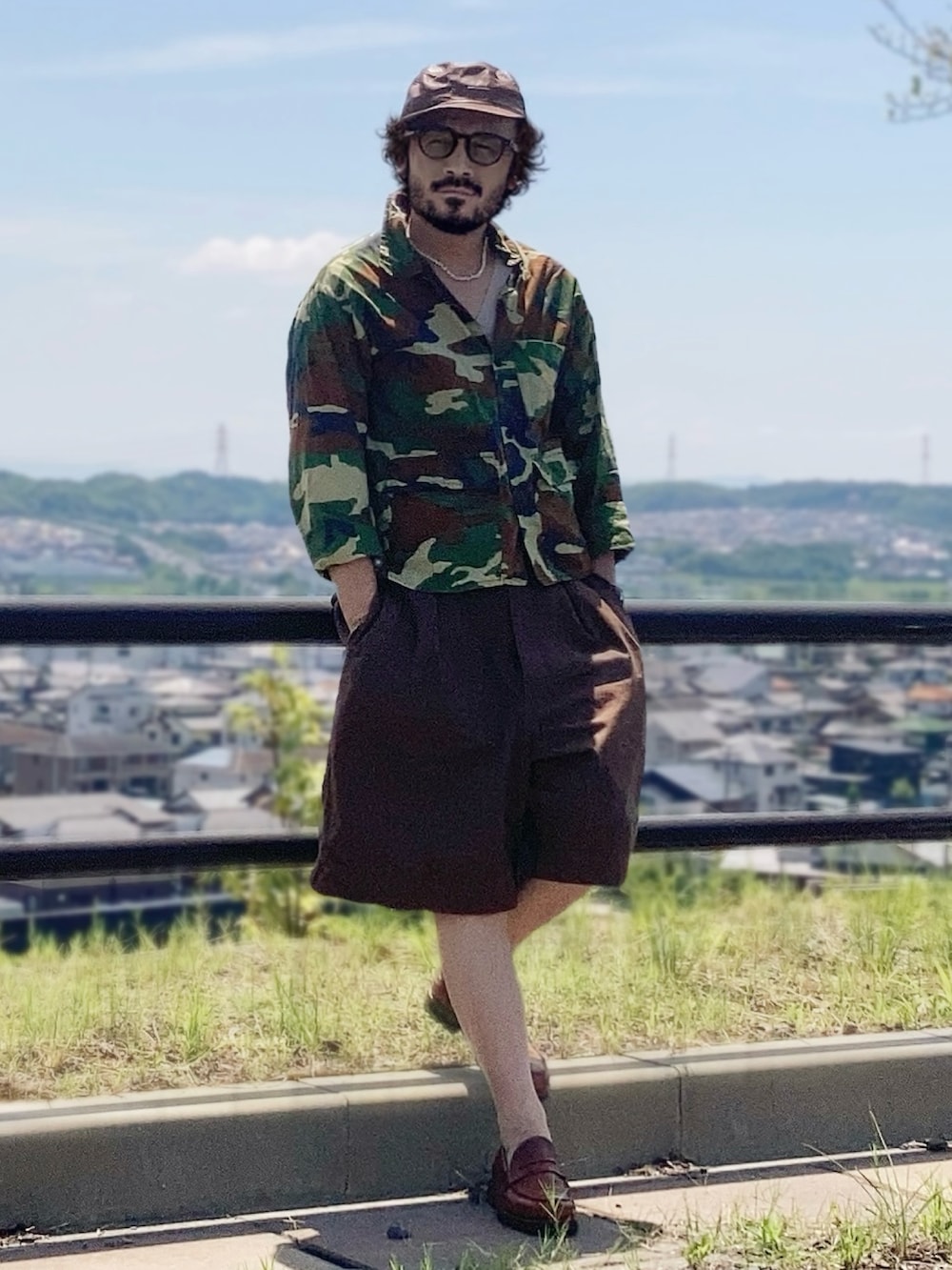 ブラウン系のその他パンツ、グリーン系のシャツ/ブラウス、ブラウン系のローファーを着用したメンズの夏コーディネートの2枚目の写真