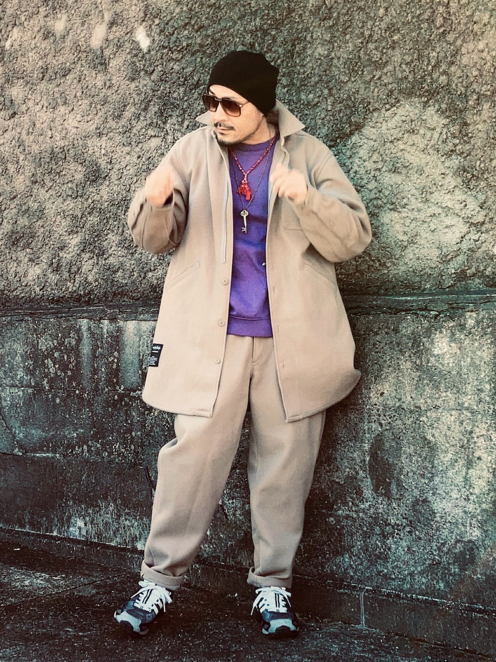 パープル系のスウェット、ベージュ系のシャツ/ブラウス、ベージュ系のスウェットパンツを着用したメンズの秋コーディネートの3枚目の写真